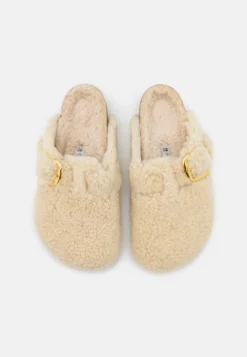 Birkenstock Boston Big Buckle Logo Regular - Chaussons - Eggshell 11 Birkenstock Boston Big Buckle Logo Regular - Chaussons - Eggshell -Birkenstock 5831ebf582f54697b74b38f81a4b1fc9 scaled